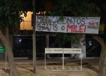 Jefe del PAMI de Alvear que denunció el hurto de un pasacalle contra Milei fue filmado robando una billetera