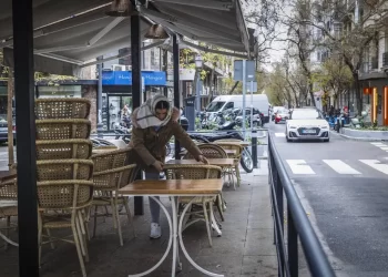 Las terrazas Covid en bandas de aparcamiento se levantan de Madrid: «Tendremos que despedir a gente»>