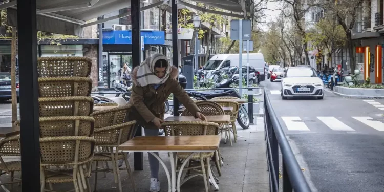 Las terrazas Covid en bandas de aparcamiento se levantan de Madrid: «Tendremos que despedir a gente»>