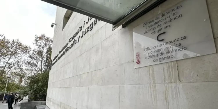 «Le obligaba a que le tocara la vagina»: una madre se enfrenta a cárcel por abusar de su hijo de siete años>