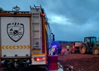 Los bomberos liberan a un chaval de 13 años al quedar atrapado por un brazo en una sembradora en un pueblo de 25 habitantes>