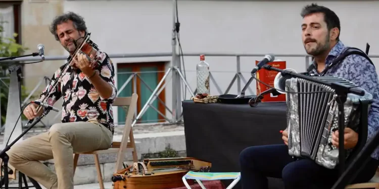 Los escolares de Castilla y León bailarán en el Miguel Delibes al son de Muyayos de Raïz y el dúo Fetén Fetén>