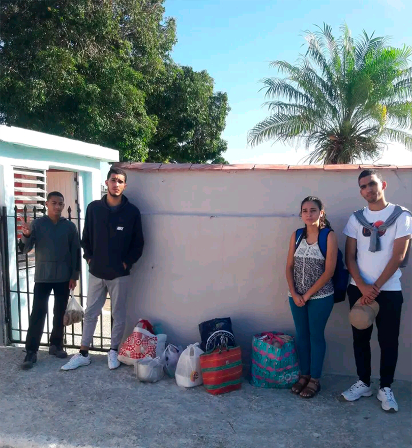 Hijos de Ángelica y María Cristina esperando para entrar a la cárcel a ver a sus respectivas madres 