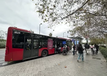Los objetos olvidados en los autobuses de Valencia: dentaduras postizas, carros de bebé y una riñonera con 2.400 euros>