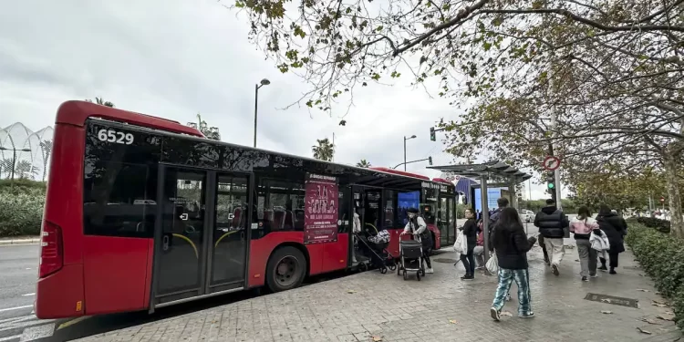 Los objetos olvidados en los autobuses de Valencia: dentaduras postizas, carros de bebé y una riñonera con 2.400 euros>