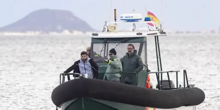 Los servicios de búsqeda se retiran del Mar Menor sin encontrar al joven desaparecido>