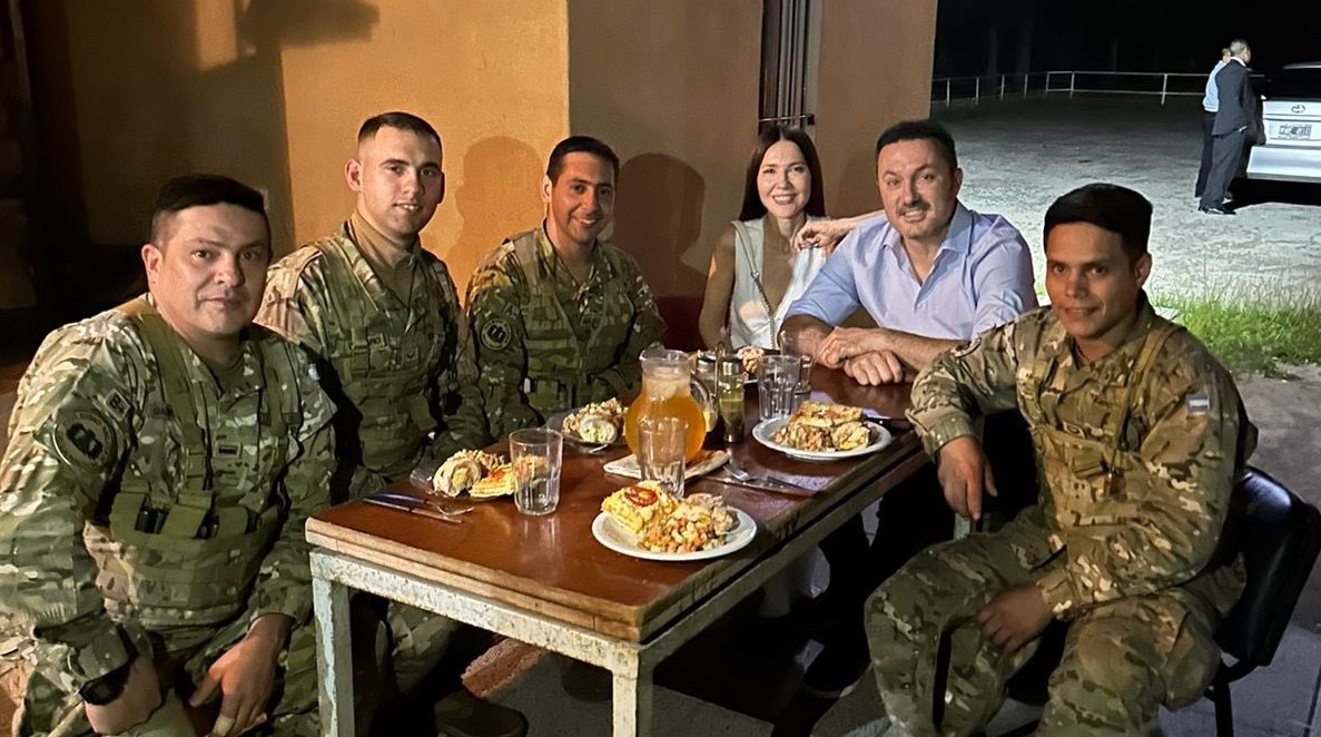 El Ministro de defensa Luis Petri, pasó las fiestas de fin de año junto a la guardia del Colegio Militar (y su novia Cristina Pérez)