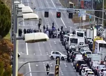 Manifestantes del sector sanitario cortan la Diagonal de Barcelona y provocan un atasco de seis kilómetros>