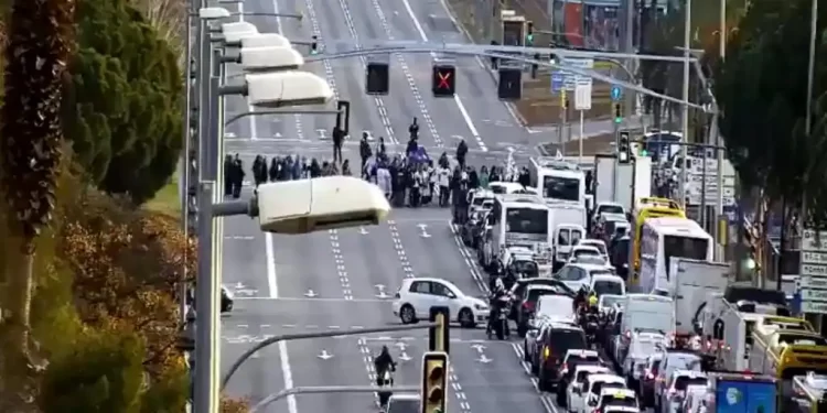 Manifestantes del sector sanitario cortan la Diagonal de Barcelona y provocan un atasco de seis kilómetros>