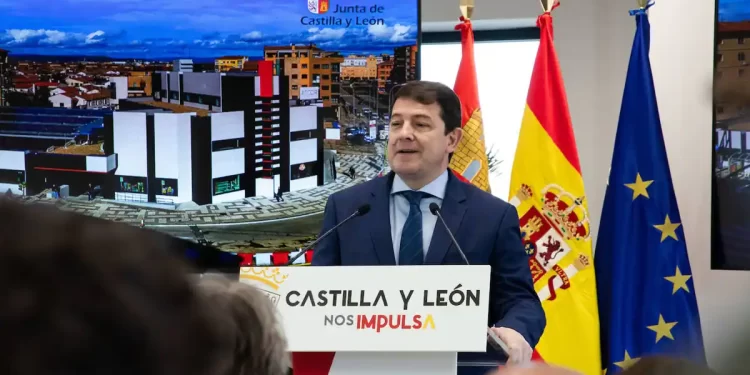 Mañueco acusa a Sánchez de ponerse «del lado de los terroristas»>