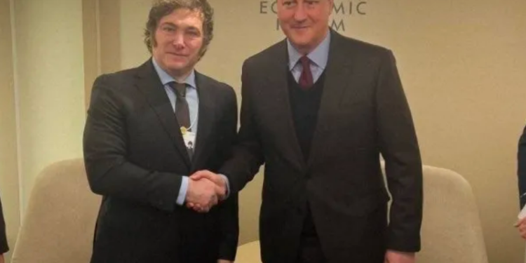 Javier Milei en el Foro de Davos: se reunió con el británico David Cameron por Malvinas e inversiones