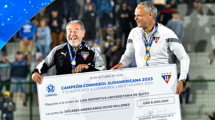 Otros tiempos en Liga de Quito: Isaac Álvarez y Esteban Paz, juntos.