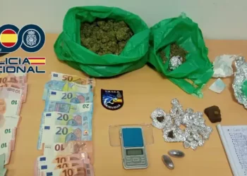 Pillan a dos jóvenes asaltando la guardia de la droga de otros tres en Valencia y acaban todos detenidos>