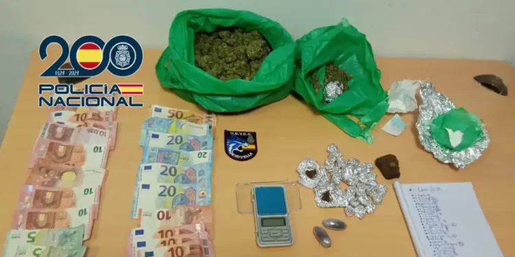 Pillan a dos jóvenes asaltando la guardia de la droga de otros tres en Valencia y acaban todos detenidos>