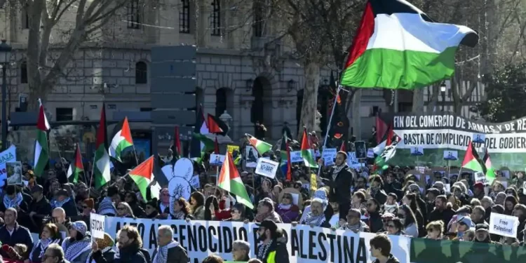 Protestas a favor de Palestina apoyadas por Sumar y Podemos piden romper las relaciones con Israel>