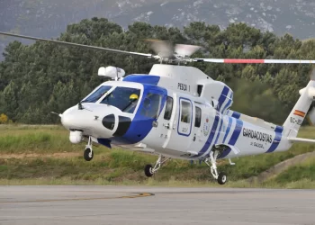 Rescatada ilesa la tripulación de un pesquero que había escorado en la costa de Lugo>