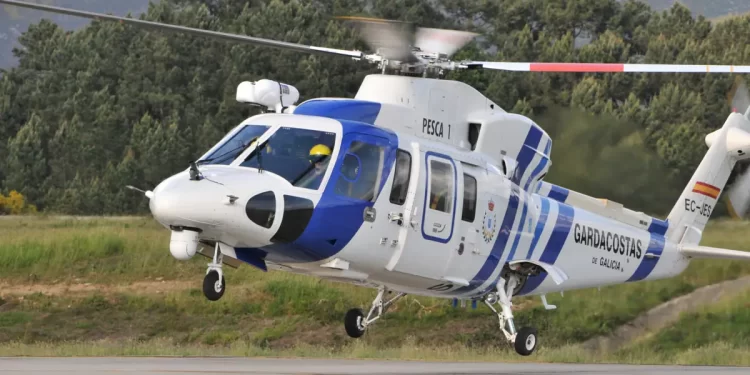 Rescatada ilesa la tripulación de un pesquero que había escorado en la costa de Lugo>