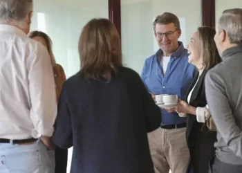 Reuniones hasta medianoche y sin móviles: Feijóo se encierra con su cúpula para armar un semestre que define la legislatura>