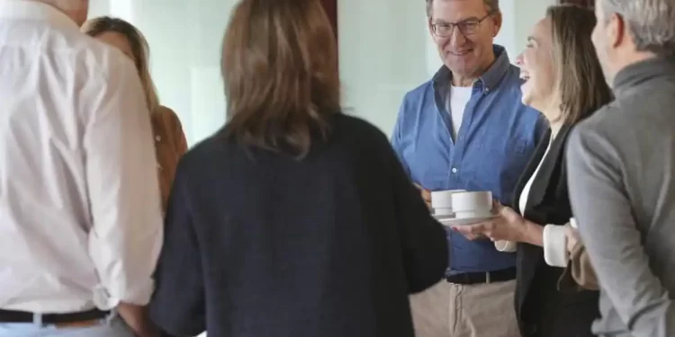 Reuniones hasta medianoche y sin móviles: Feijóo se encierra con su cúpula para armar un semestre que define la legislatura>