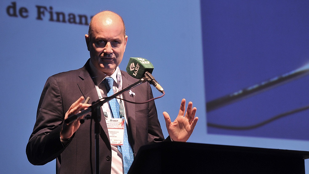 Sturzenegger acusó a la CGT de pactar con la dictadura y la central obrera le respondió duramente