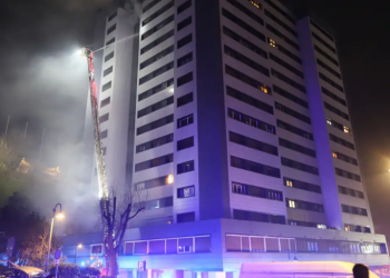 Un cohete pirotécnico provoca un incendio en un edificio de Rentería (Guipúzcoa) y obliga a su desalojo>