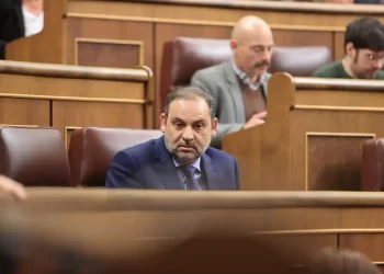 Ábalos reta al PSOE y se aferra a su escaño>