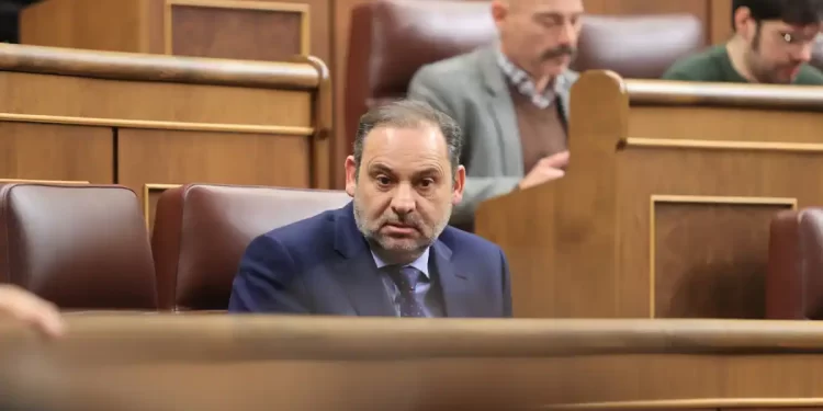 Ábalos reta al PSOE y se aferra a su escaño>