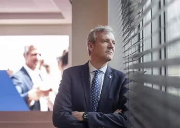 Alfonso Rueda : «Empiezan diciéndote en qué lengua debes hablar y acaban con cómo debes pensar»>
