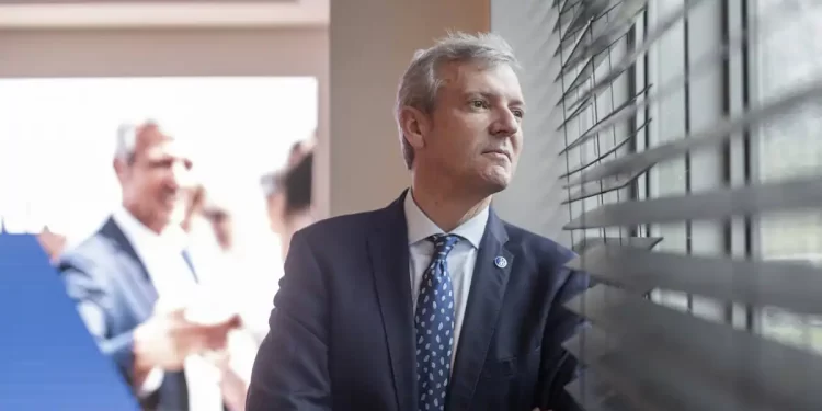 Alfonso Rueda : «Empiezan diciéndote en qué lengua debes hablar y acaban con cómo debes pensar»>