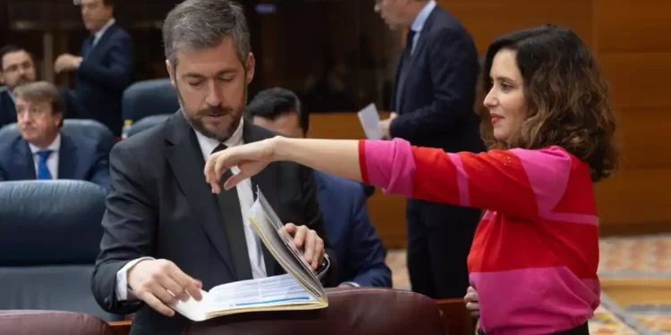 Ayuso marca una línea roja sobre la inmigración irregular frente a Vox>