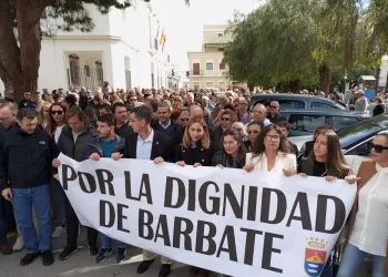 Barbate sale a la calle «por la dignidad» tras la muerte de dos guardias civiles arrollados por una narcolancha>