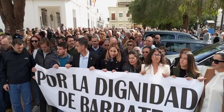 Barbate sale a la calle «por la dignidad» tras la muerte de dos guardias civiles arrollados por una narcolancha>