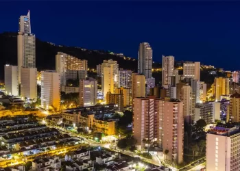 Benidorm anticipa la habitación de hotel «inteligente» del futuro: IA, gemelo digital, robótica, impresión 3D y sensores>