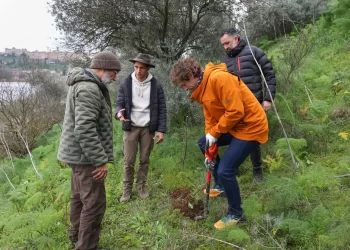 Decenas de toledanos participan en la reforestación del parque de Polvorines>