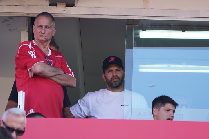 El Kun Agüero viendo a Independiente.