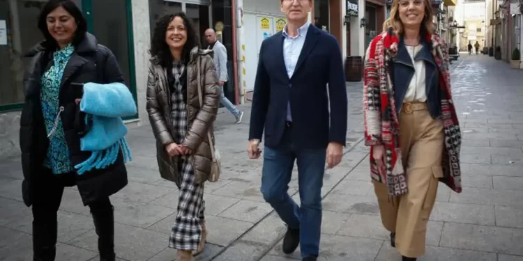 Feijóo «vuelve a casa» como subalterno de su sucesor para mantener el feudo del PP>