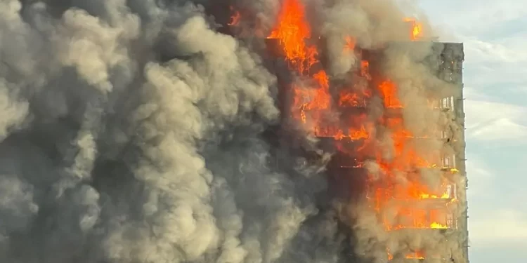 Incendio en un edificio de Valencia, en directo: personas atrapadas, heridos, evacuados y últimas noticias hoy>