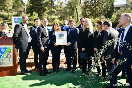 javier-milei-presidente-de-argentina-planto-un-arbol-junto-al-keren-kayemet-en-israel