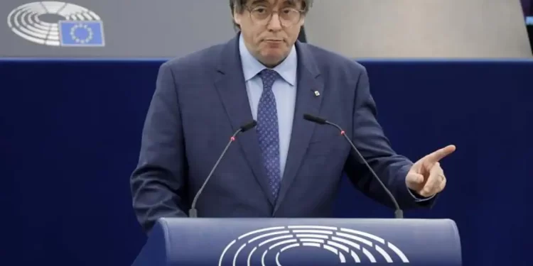 La Eurocámara insta a investigar los lazos de Puigdemont con Putin>