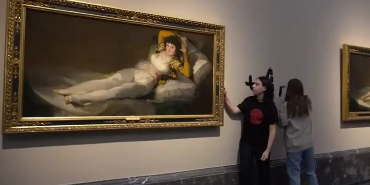 La juez procesa a los dos activistas de Futuro Vegetal que se pegaron a ‘Las Majas’ de Goya>