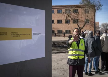 La vida en el limbo dentro del cuartel de inmigrantes: «Si te vas, la única opción es la calle»>