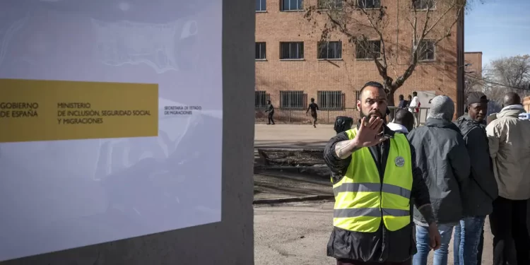 La vida en el limbo dentro del cuartel de inmigrantes: «Si te vas, la única opción es la calle»>