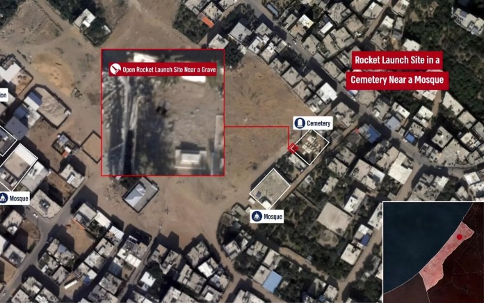 Esta imagen difundida por las Fuerzas de Defensa de Israel el 2 de febrero de 2024 muestra lo que, según los militares, fue un lugar de lanzamiento de cohetes en un cementerio cercano a una mezquita en el norte de la Franja de Gaza. (Fuerzas de Defensa de Israel)