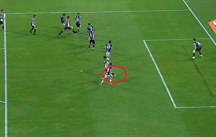 El gol anulado a Atlético Tucumán: ¿no habilitaba el pie de Meli?
