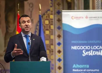 Mompó anima a los ayuntamientos valencianos a instalar placas fotovoltaicas en los edificios municipales>