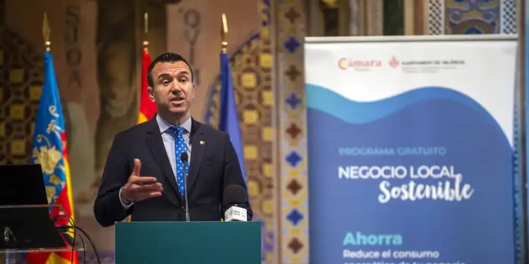 Mompó anima a los ayuntamientos valencianos a instalar placas fotovoltaicas en los edificios municipales>