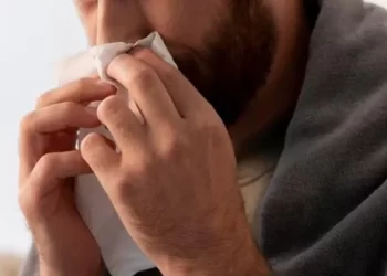 Multan a un hombre en Burgos por tirar sus mocos al suelo tras sonarse la nariz con la mano>