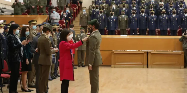 Robles otorgó 164 condecoraciones sin pensionar para los «héroes» de Afganistán>