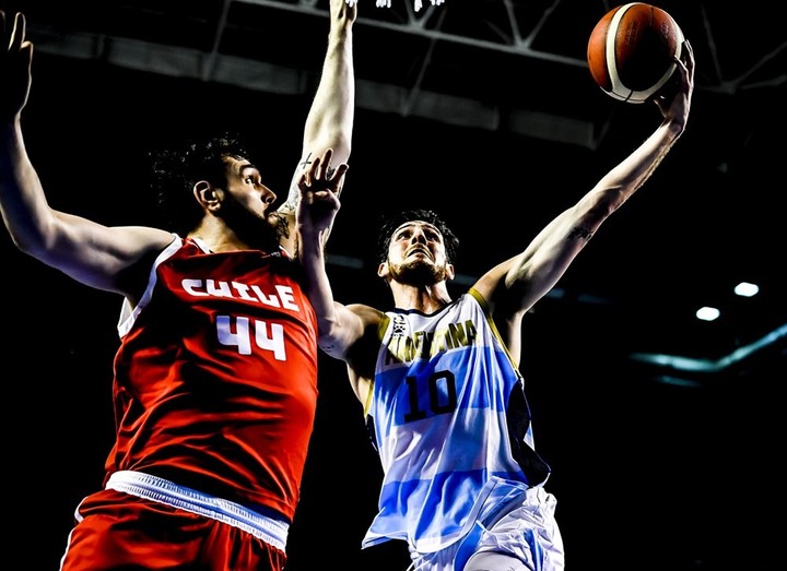Bolmaro va camino al aro. (Prensa FIBA)