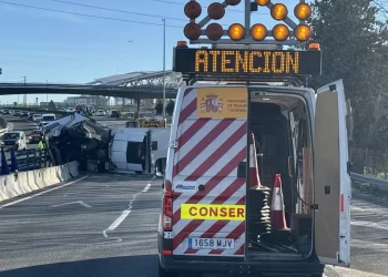 Un camión vuelca en la A1 en San Agustín de Guadalix (Madrid) y colisiona con un vehículo, dejando un herido grave>